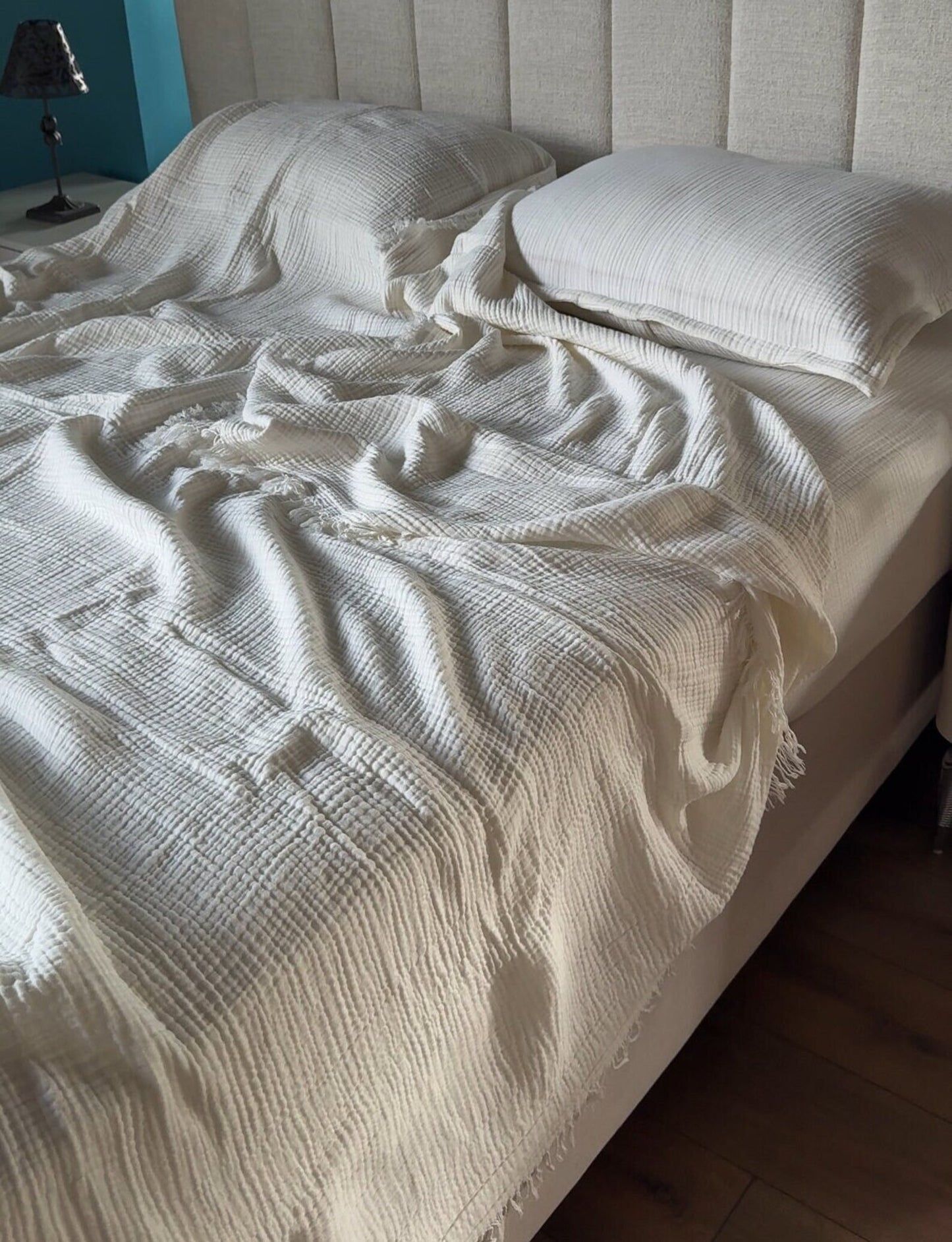 Organic cotton bedding set with a 4-layer muslin fringe edge throw blanket, offering both comfort and style for a cozy bedroom.