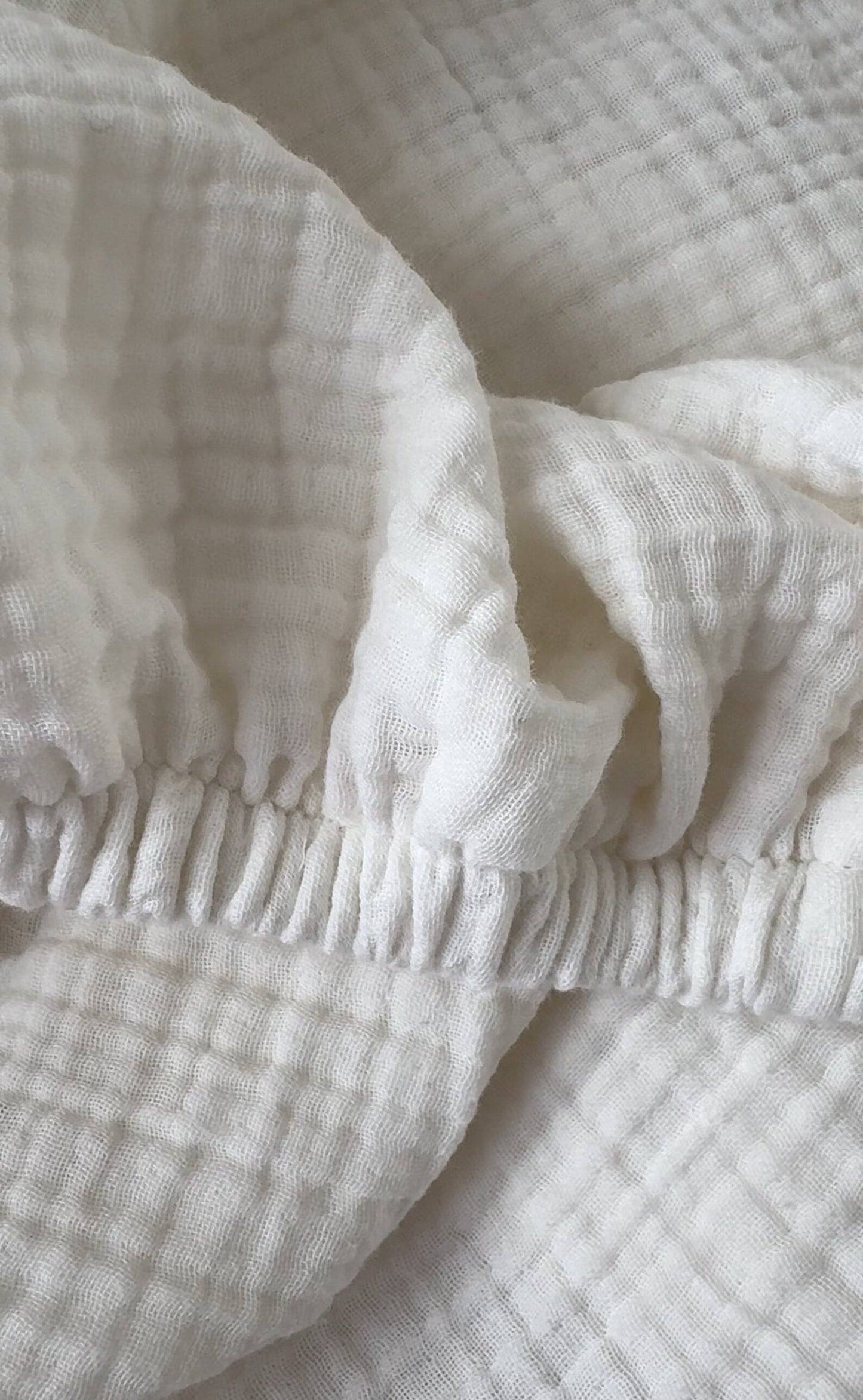 Queen size 4-layer crinkle gauze bedding set on a bed, showing high breathability and moisture absorbency for a peaceful sleep.